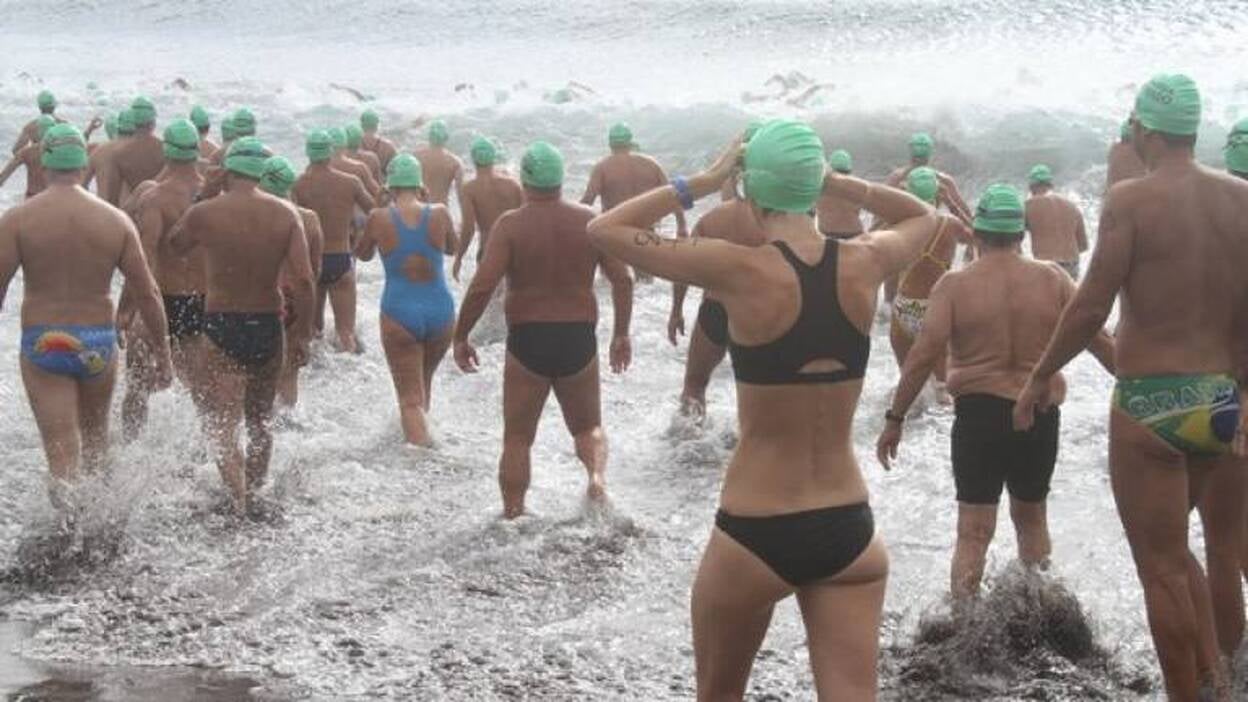 Travesía a nado con fin solidario en Salinetas