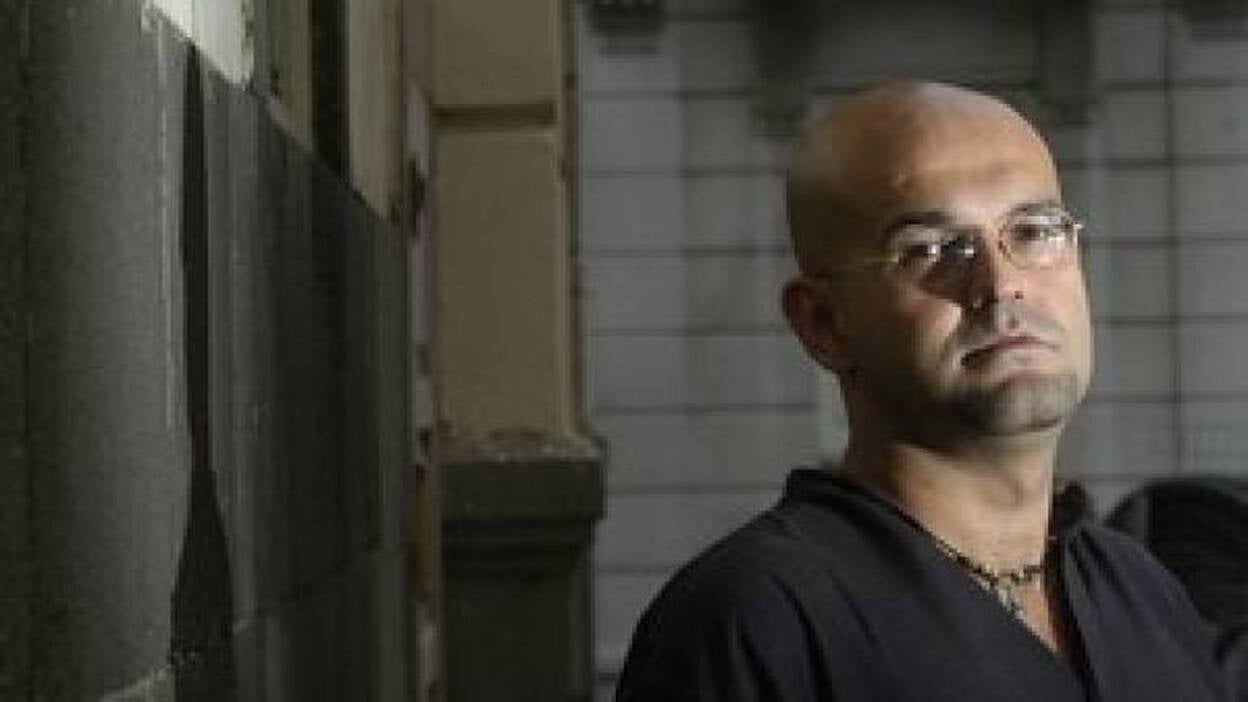 Ravelo se pone en la piel de un escritor americano inventado