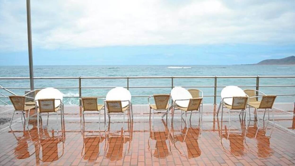 Costas exige la retirada de terrazas de Las Canteras