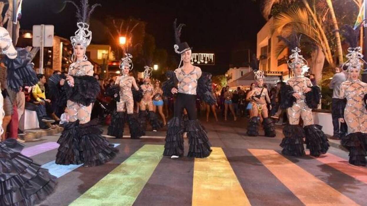 El arcoíris del orgullo triunfa en Corralejo