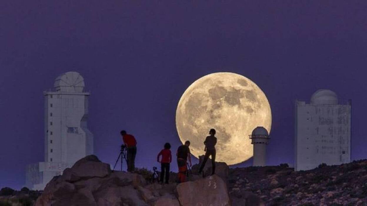 El Wall Street Journal selecciona una imagen de la superluna en Tenerife