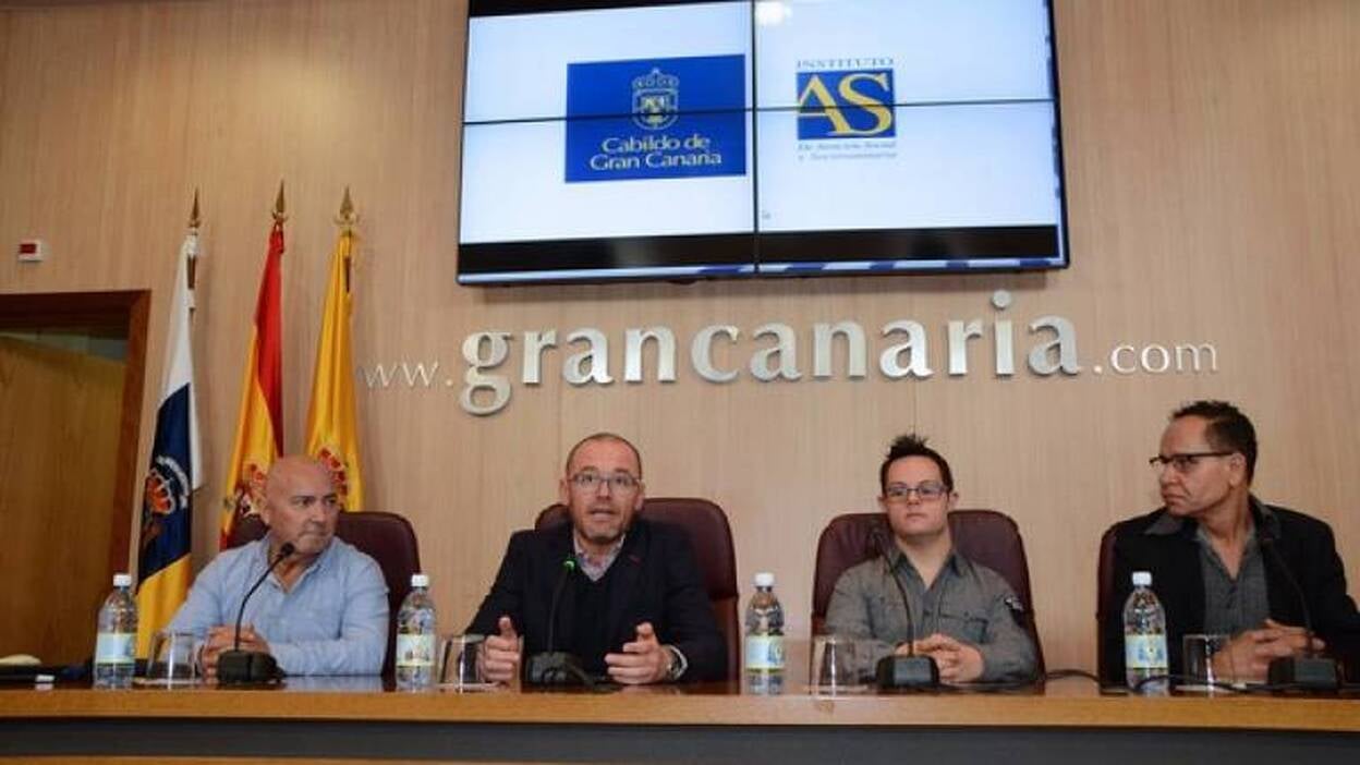 Un joven con síndrome Down rompe moldes en la gala Drag Queen