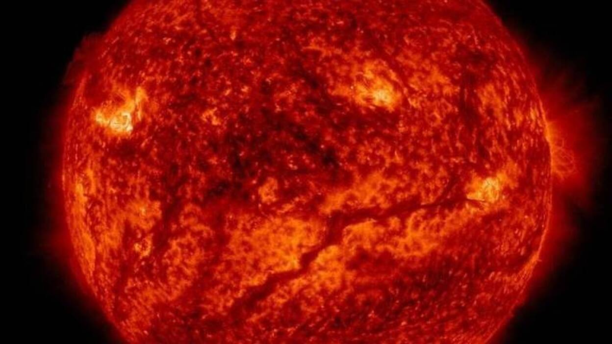 Una raya fantasmagórica recorre el Sol