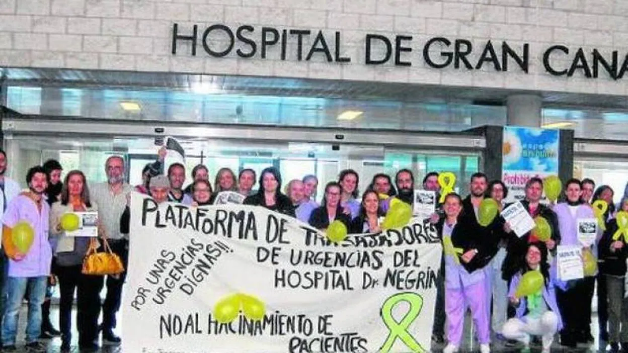 "Mi padre lleva 8 días en una camilla y atado en urgencias"