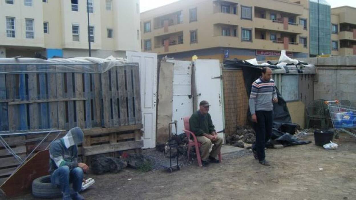 Un &#8216;hogar&#8217; entre palés y planchas
