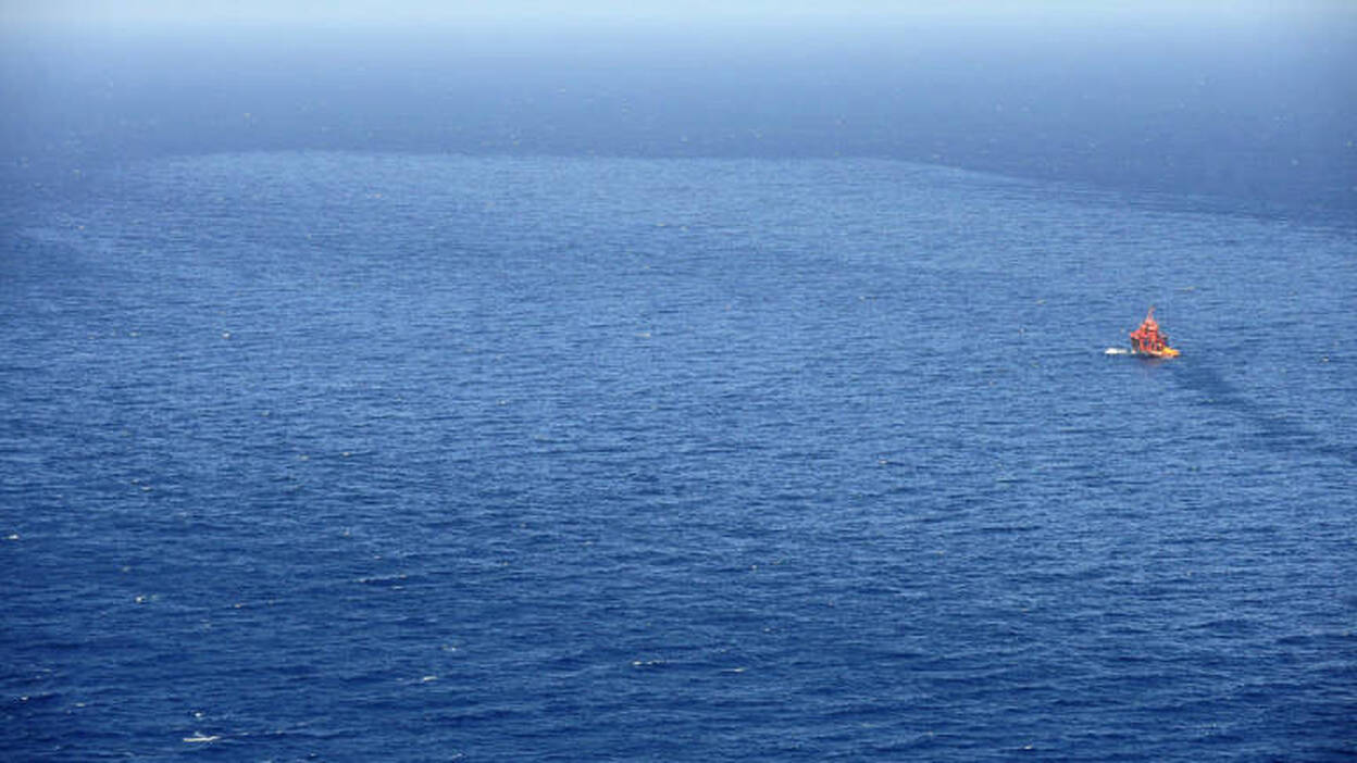 El pesquero hundido tiñe de fuel el océano