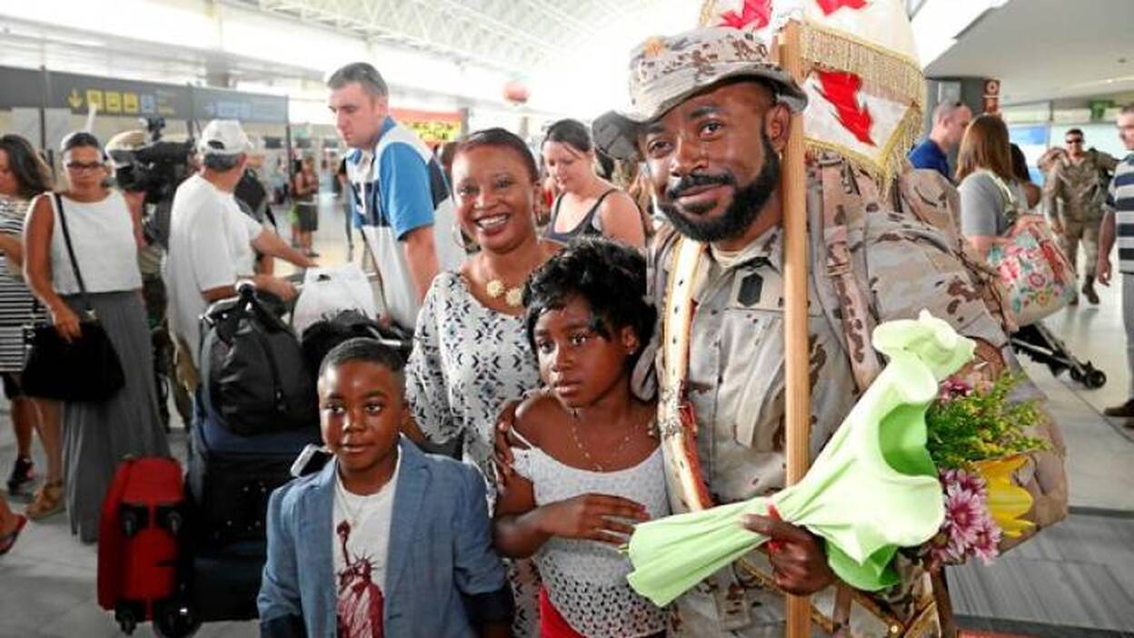 Besos, abrazos y globos de bienvenida tras cuatro meses en Afganistán