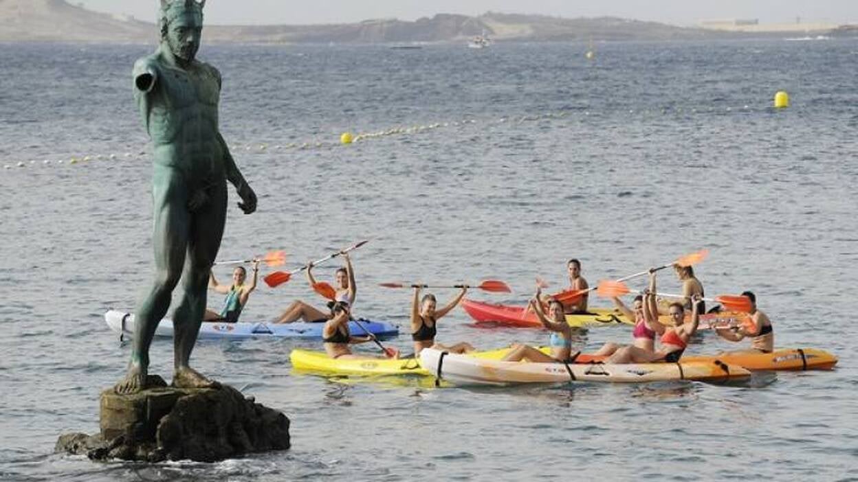 Entrenamiento del Rocasa en kayak en la playa de Melenara