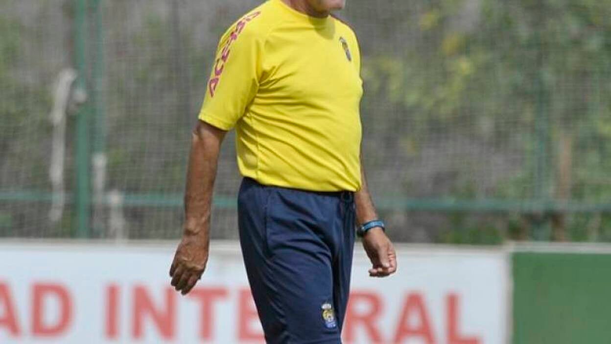 Herrera aprieta las clavijas a los suplentes en la sesión