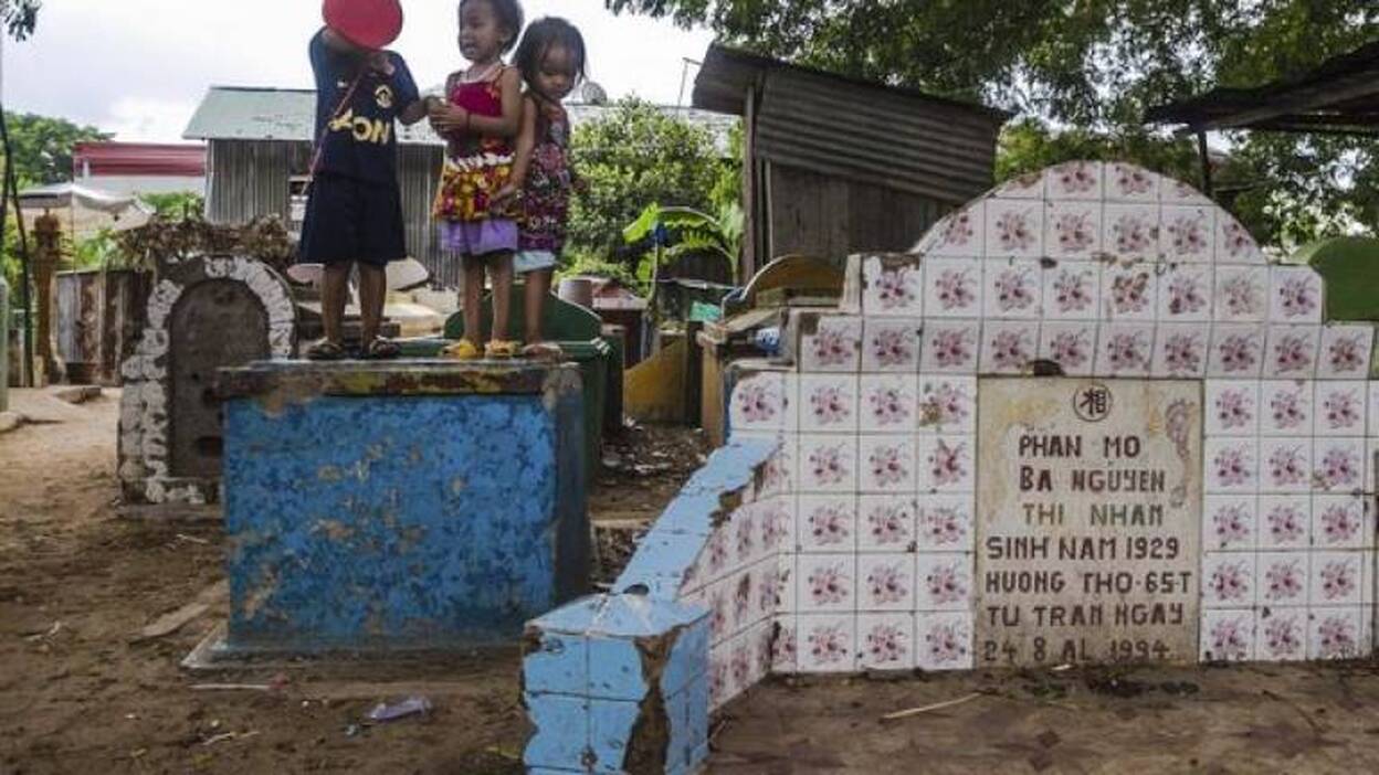 Vivir en el cementerio empujados por la pobreza