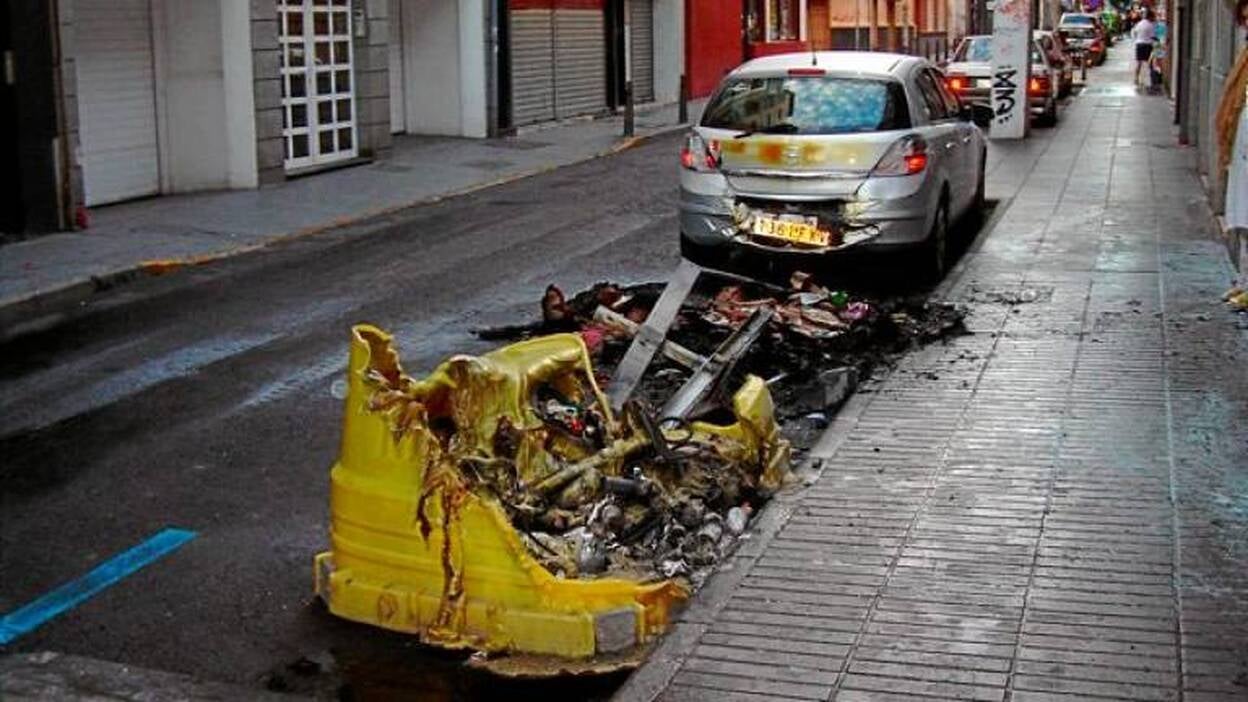 La ciudad pierde al mes seis contenedores calcinados