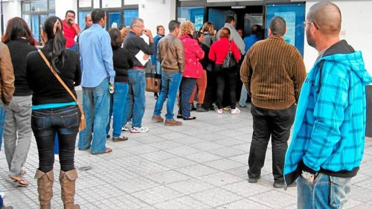 El paro en Canarias seguirá próximo al 30% hasta 2017