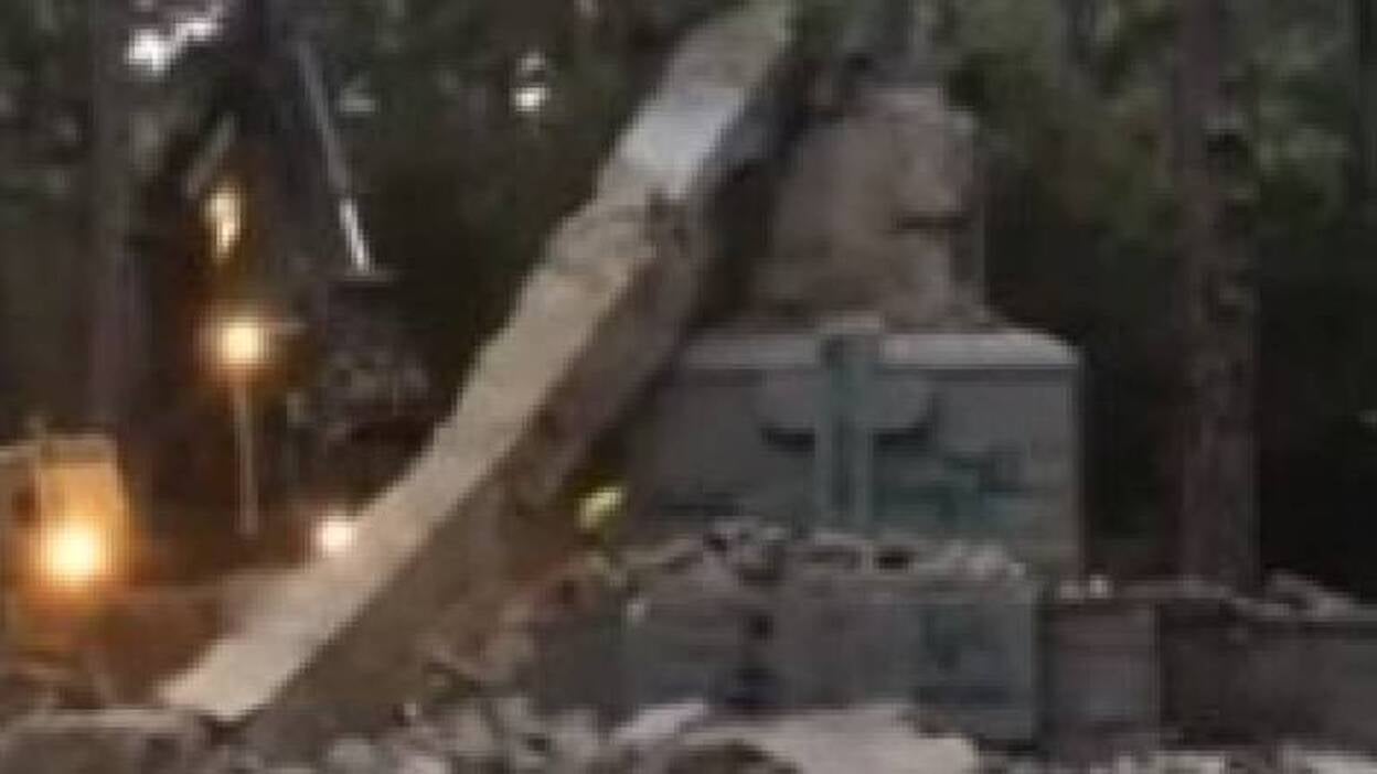 Derribado el monumento a Franco en el monte de las Raíces