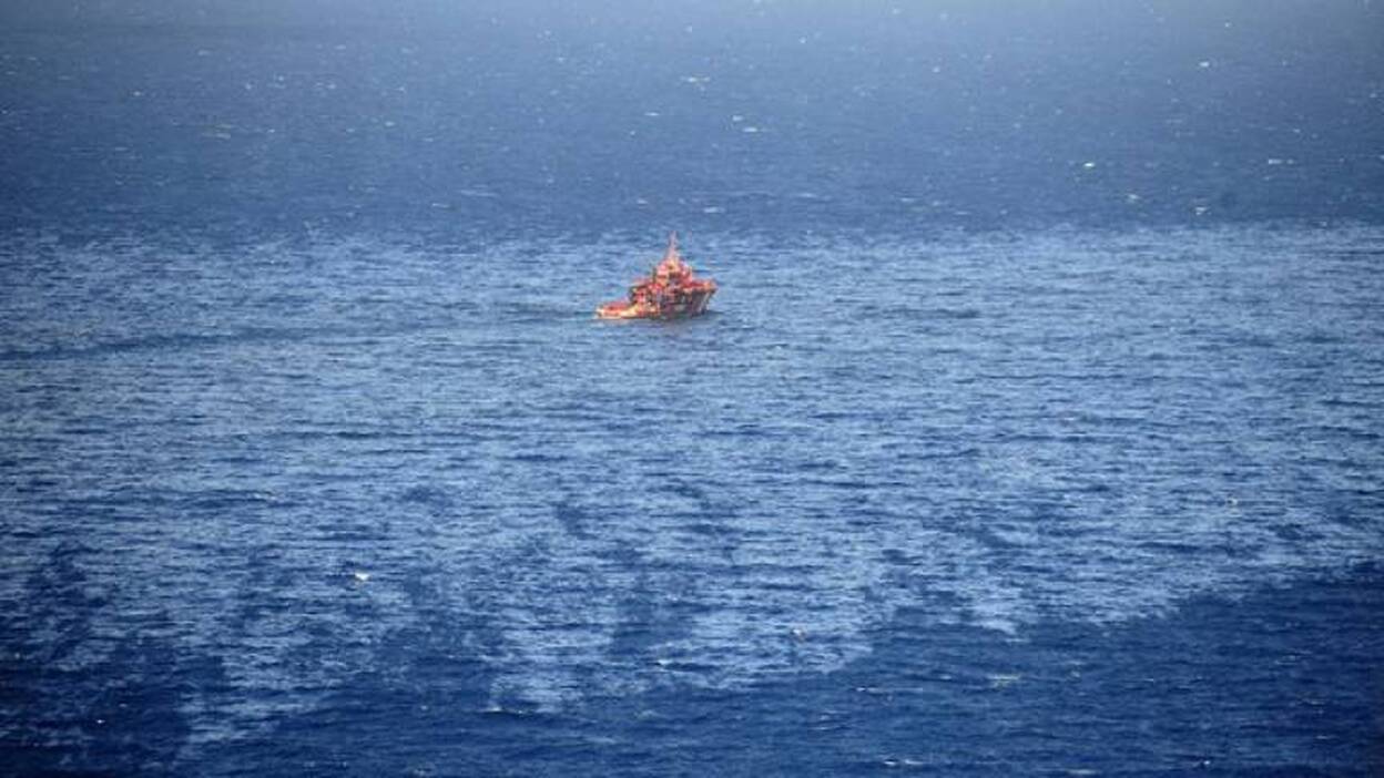 Concluyen las tareas de extracción y sellado del pesquero Oleg Naydenov