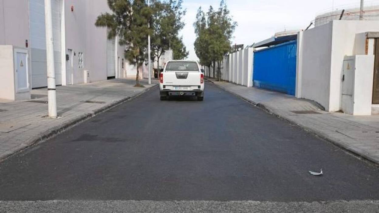 Disa costea el asfaltado de una calle del polígono de Salinetas