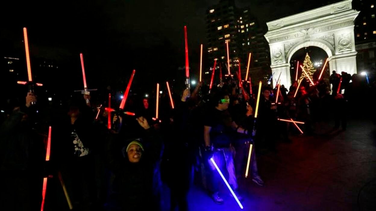 Batalla de sable láser en plena calle
