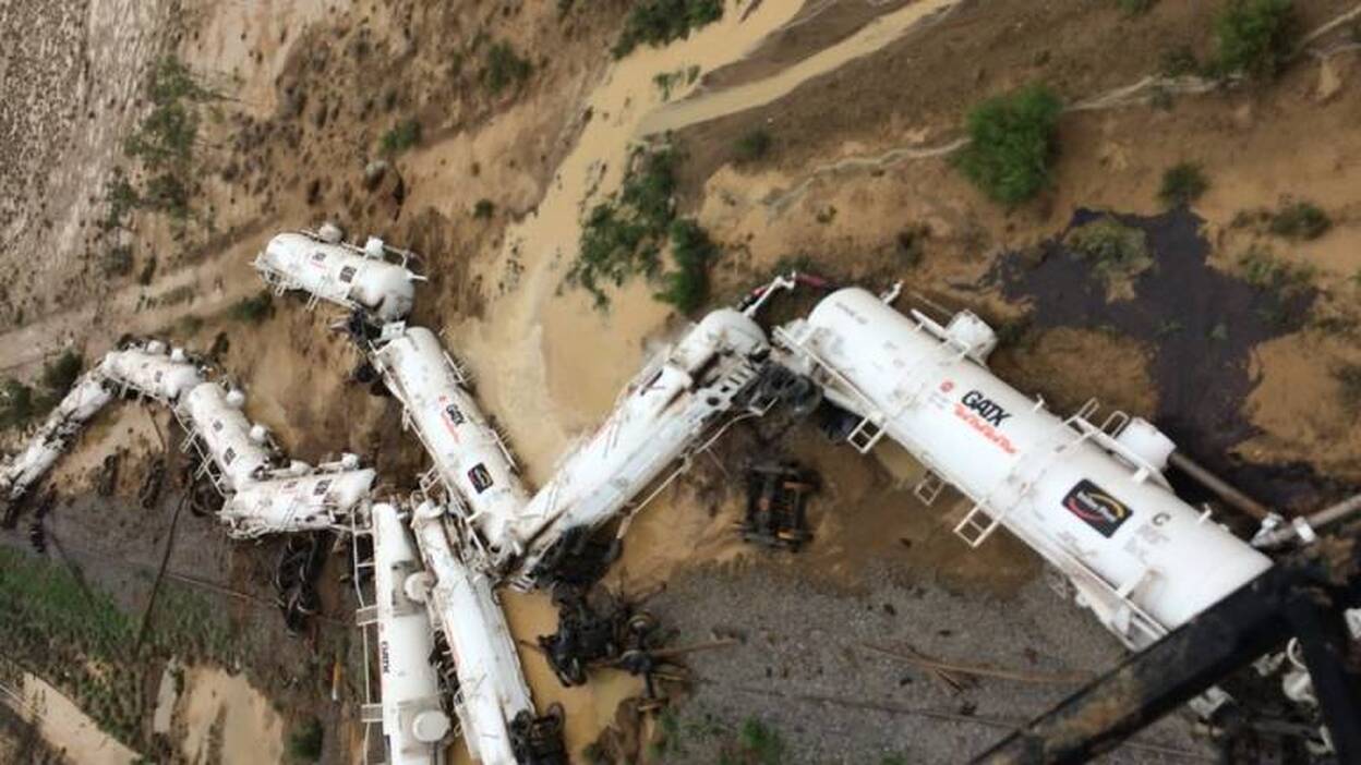 Descarrila un tren cargado con 200.000 litros de ácido sulfúrico en Australia