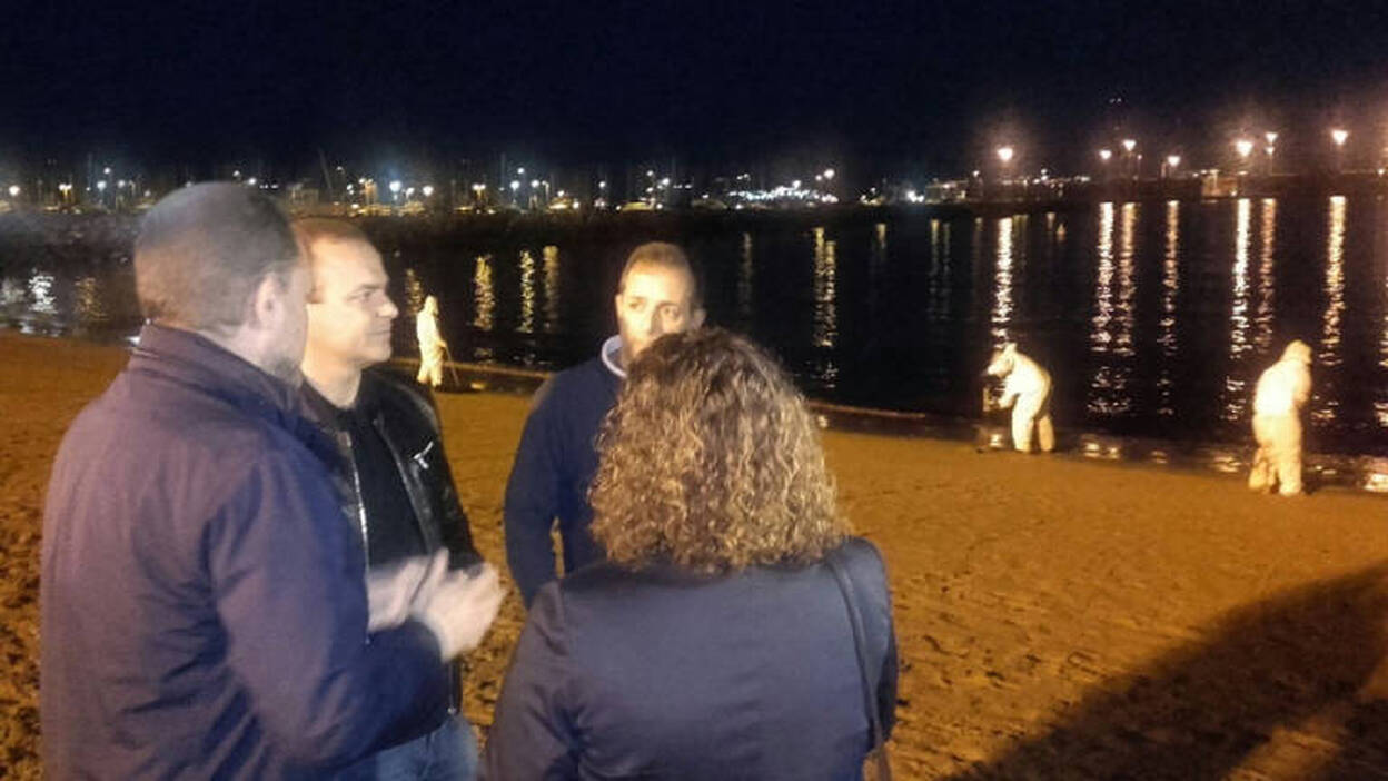 Un vertido de fuel cierra al baño Las Alcaravaneras