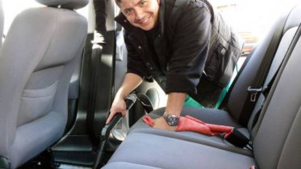 Lavar un coche sin agua: una idea ecológica con sello español