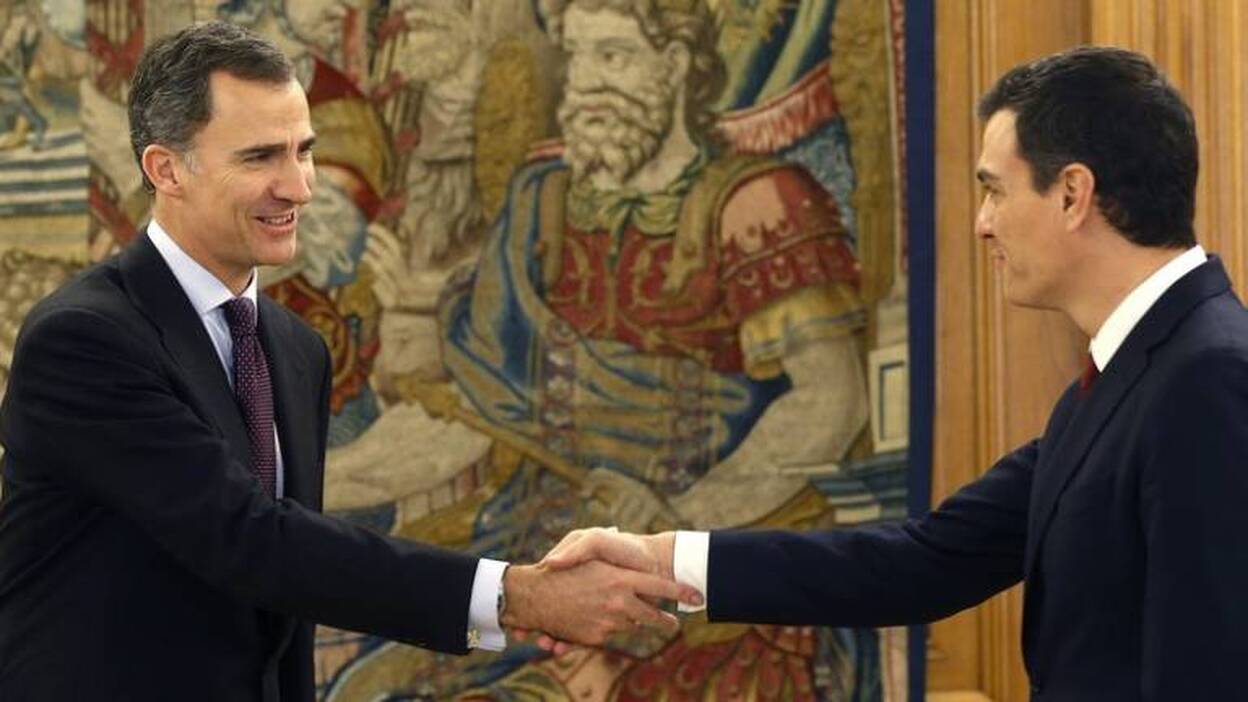 Sánchez traslada al Rey que intentará la investidura, si Rajoy renuncia