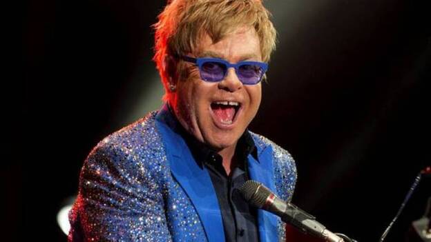Elton John toca el piano por sorpresa en la estación londinense de St Pancras