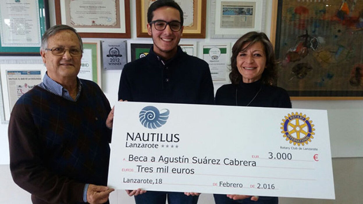 Nautilus y rotarios donan 3.000 euros a un estudiante con escasos recursos