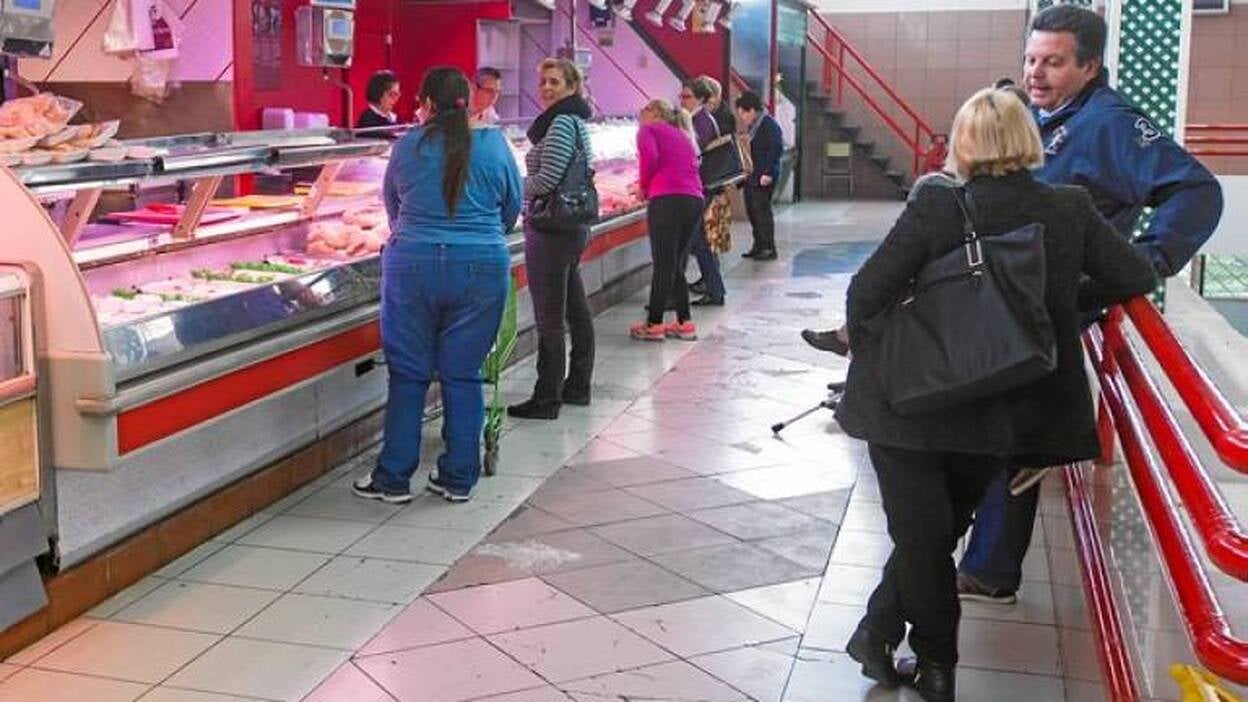 Inspección da tres meses para no cerrar el Mercado Municipal