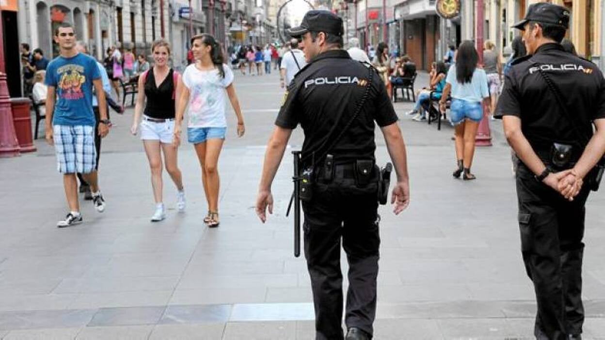 Agentes de paisano vigilan Triana para evitar los robos