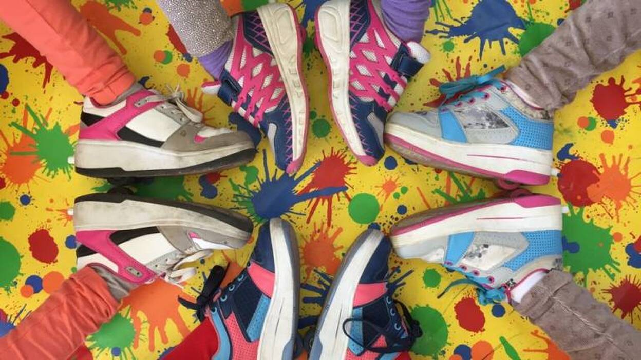 Los podólogos piden a los colegios prohibir las zapatillas con ruedines