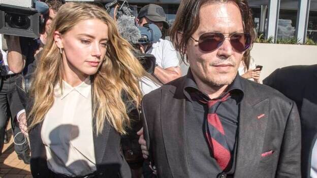Pena leve para mujer de Johnny Depp por la entrada ilegal de perros en Australia