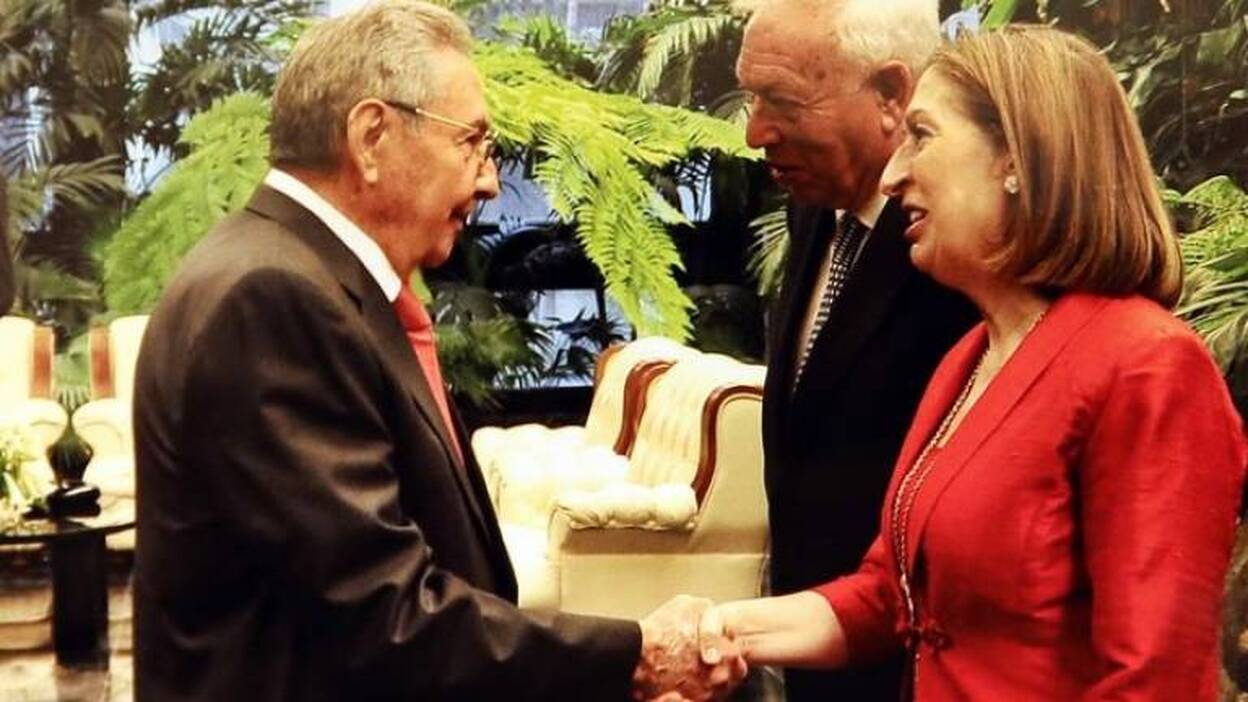 Raúl Castro recibe a García-Margallo y Pastor en La Habana