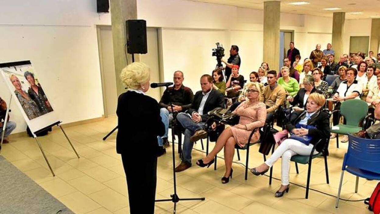 "La sociedad avanza y se olvida de los transexuales"