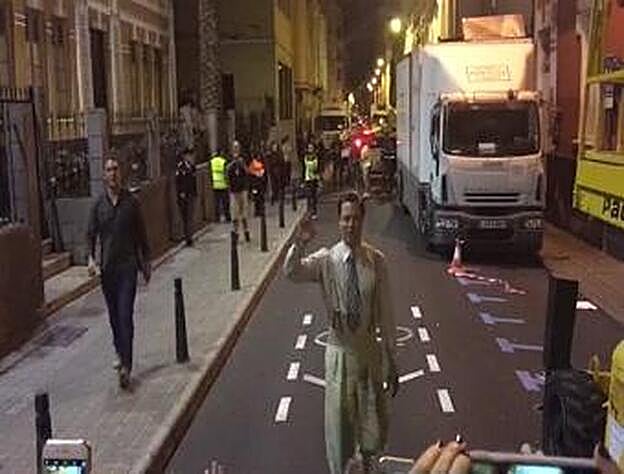 Brad Pitt saluda a sus seguidores tras una noche de rodaje