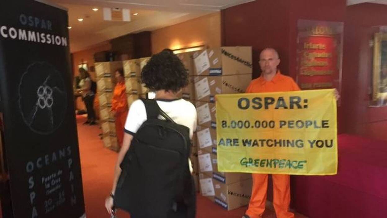 Greenpeace entrega a Europa 8 millones de firmas para proteger el Ártico