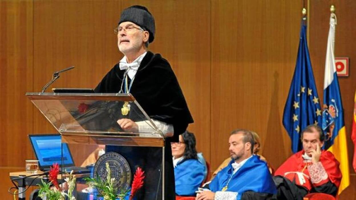 Regidor comunica a su equipo que adelanta su marcha como rector