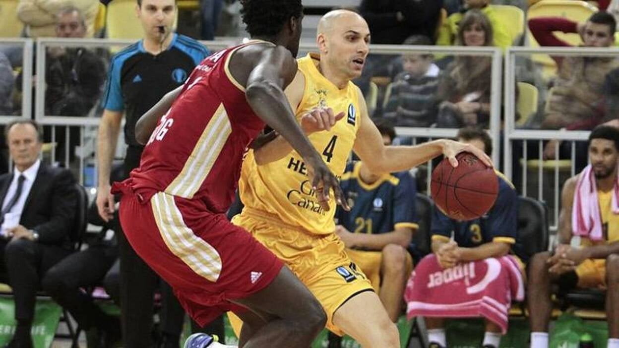 El Herbalife Gran Canaria retiene a Albert Oliver y negocia con Kuric