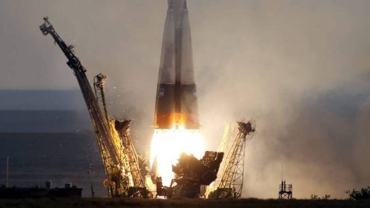 Dos hombres y una mujer, camino de la Estación Espacial