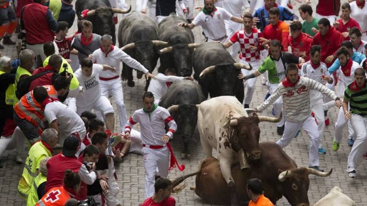 Último encierro rápido y peligroso en la plaza