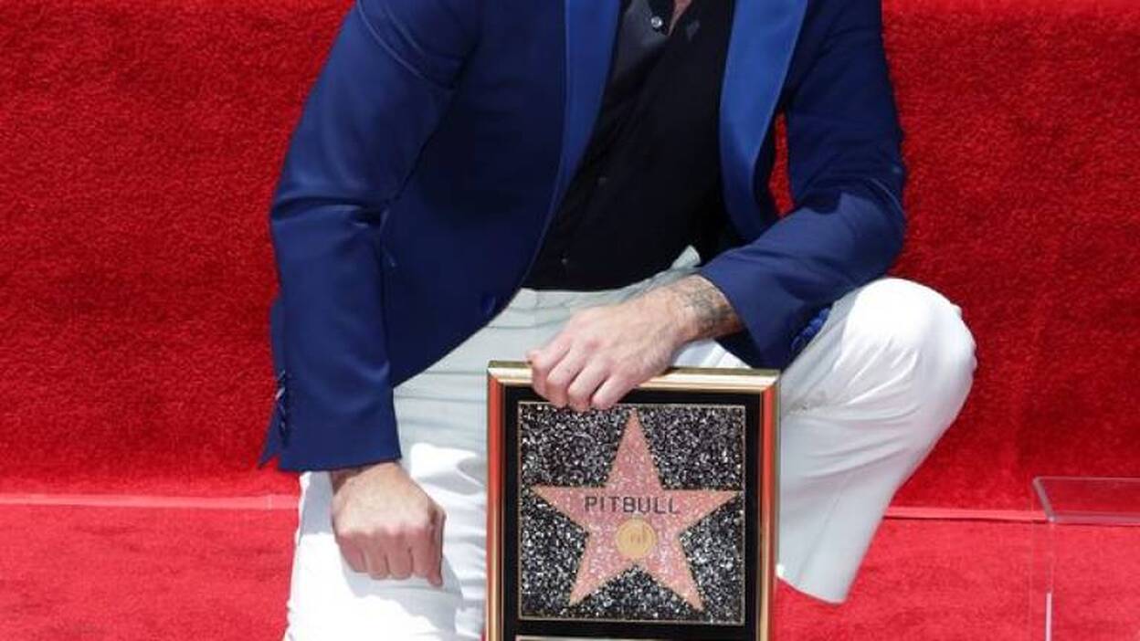 Pitbull desvela su estrella en Hollywood y reivindica a los latinos en EEUU