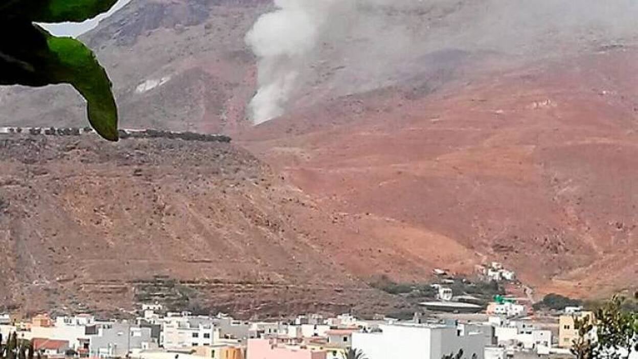 Fuego en La Aldea y humo hasta la Cumbre