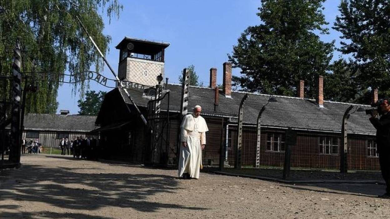 El Papa visita Auschwitz: "Señor, perdona tanta crueldad"