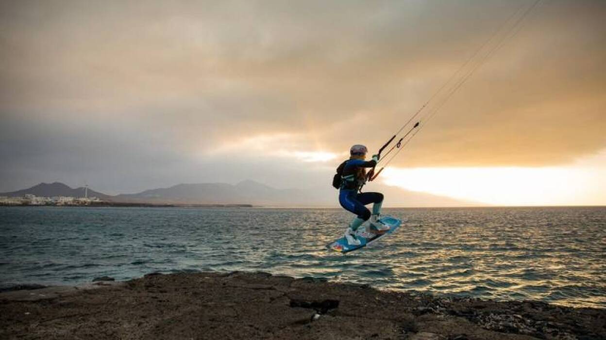 La kitesurfista Gisela Pulido llega este lunes a Vallehermoso