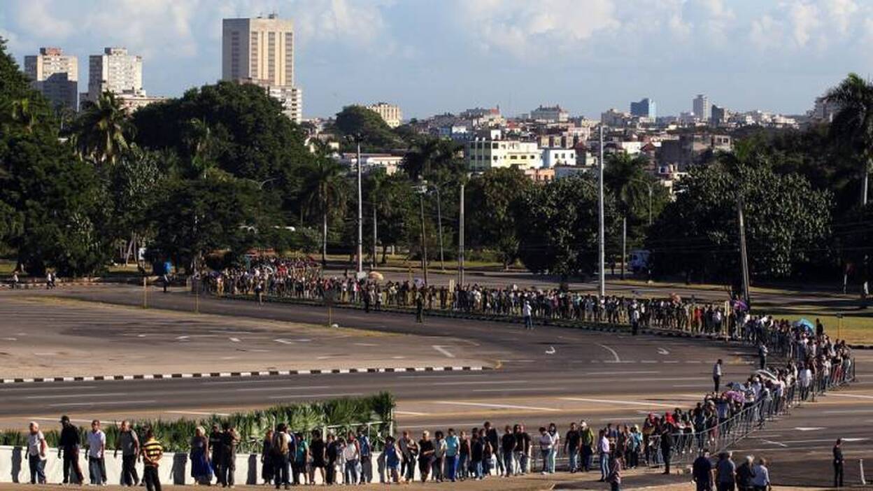 Largas colas para despedir a Fidel Castro