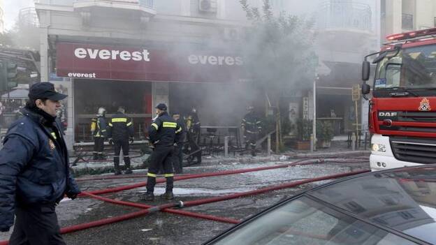 Una explosión en una céntrica cafetería ateniense deja un muerto y 5 heridos