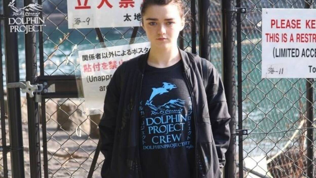 Maisie Williams pide a la gente que no asista a espectáculos con delfines