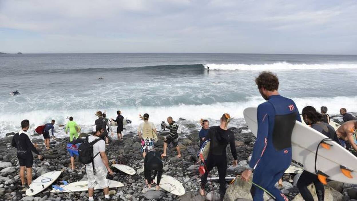 Homenaje de surfistas a su amigo Manolo Cyphelly