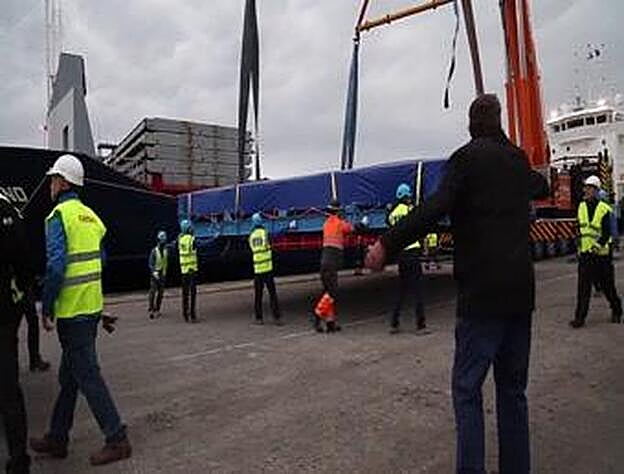 Poema del Mar culmina con éxito la descarga de los acrílicos gigantes