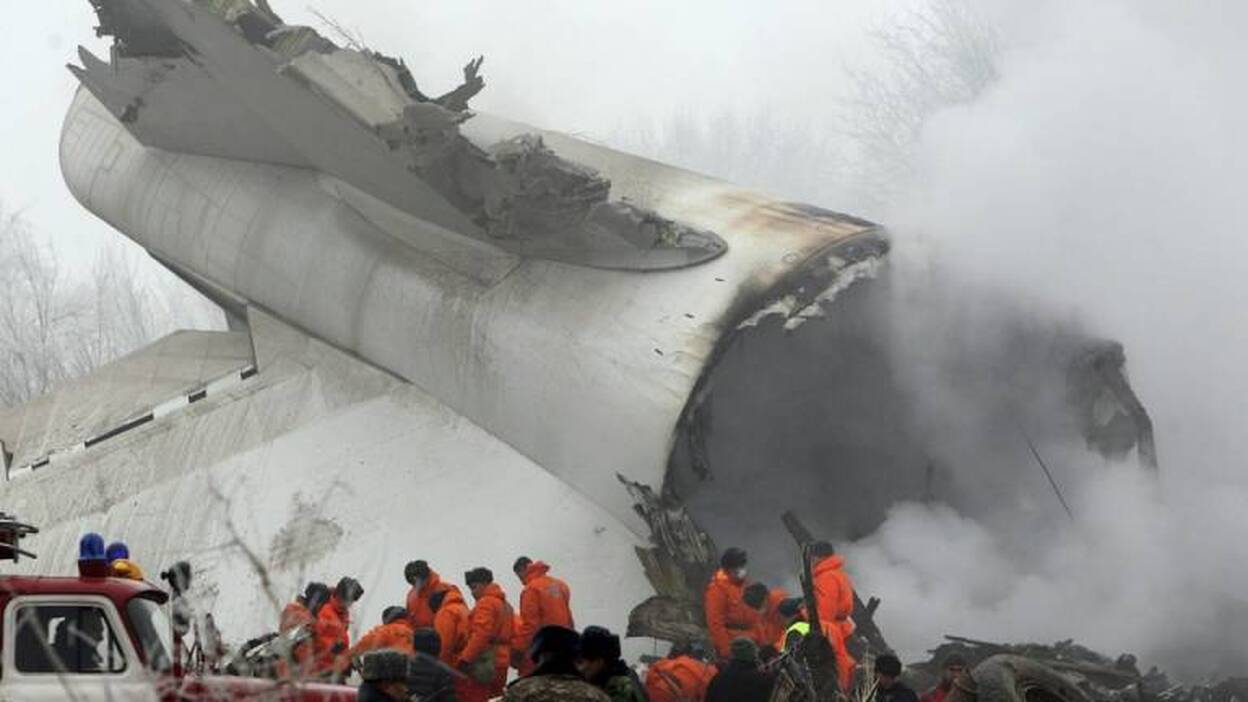 Encuentran una de las cajas negras del avión siniestrado en Kirguizistán