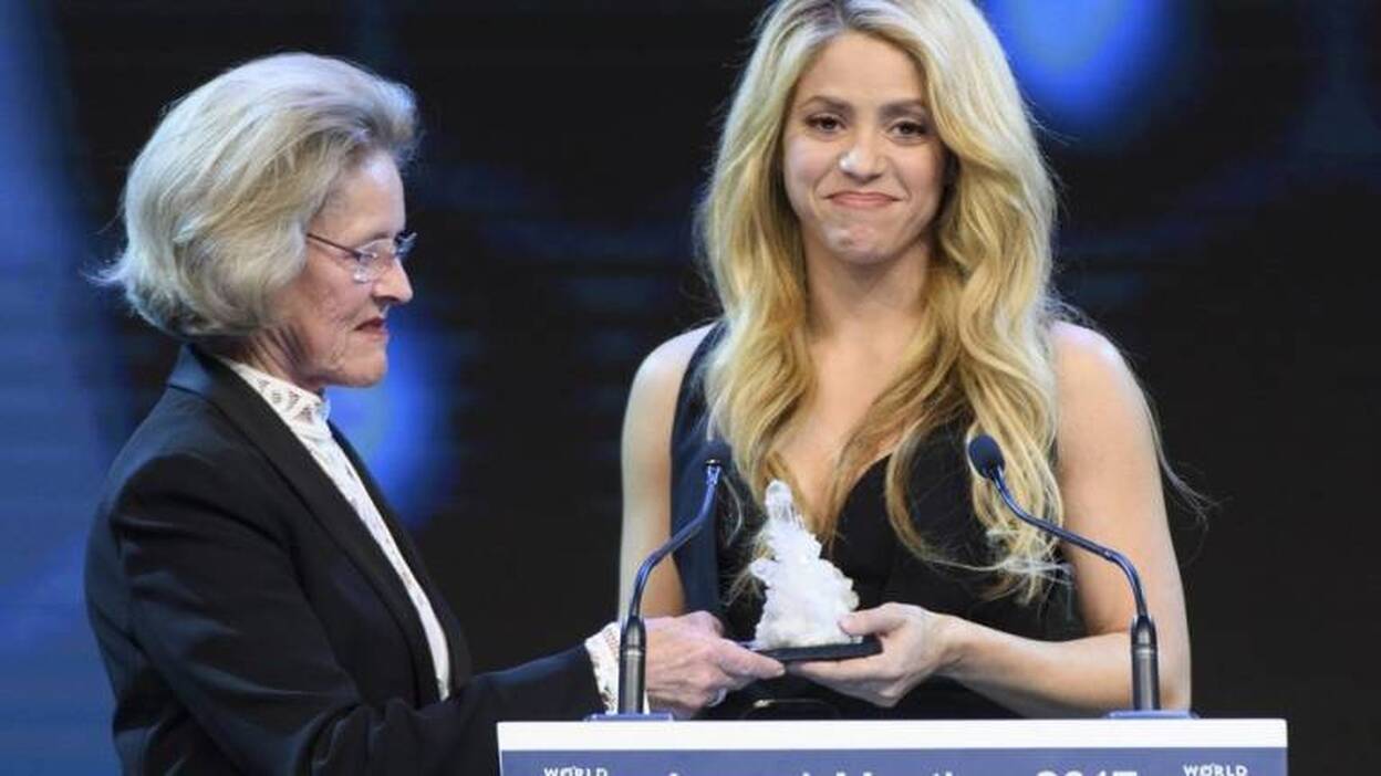 Shakira recibe un premio por su apoyo a la educación