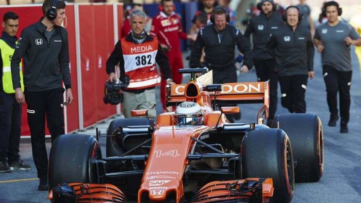 Hamilton manda en una primera sesión problemática para Alonso